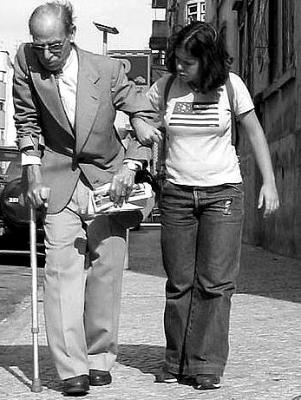 moça ajudando idoso