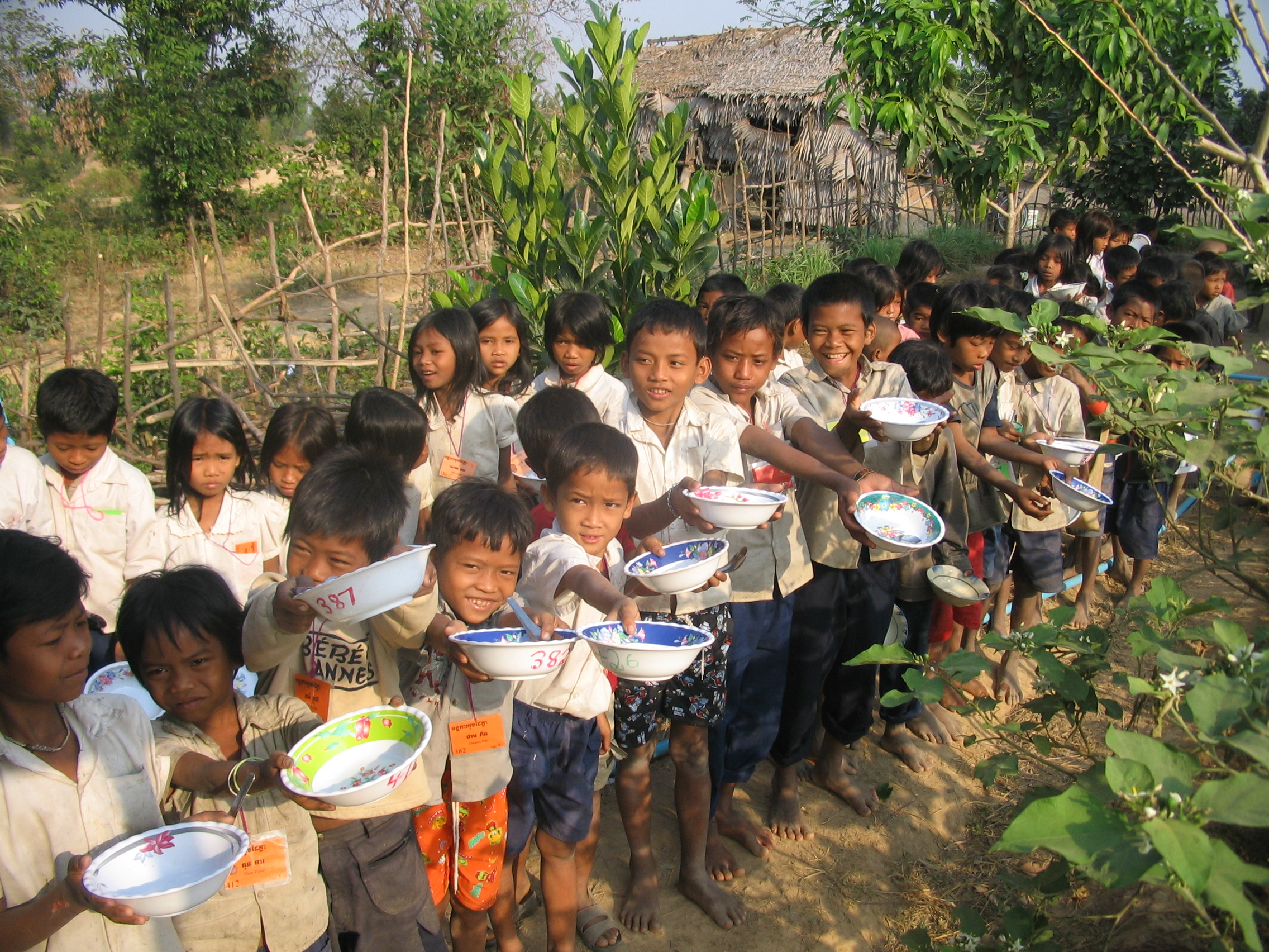 crianças com pratos