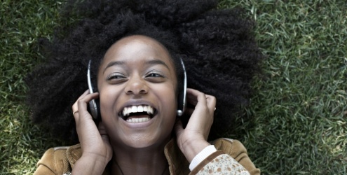 moça ouvindo música com fone de ouvido. Espaço Kaizen