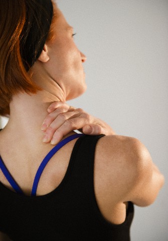 Woman rubbing neck Espaço Kaizen Mulher com dor no pescoço Cervicalgia