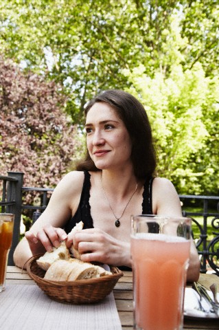 Retrato de moça comendo pão devagar - Mastigar devagar ajuda na perda de peso HT Pilates