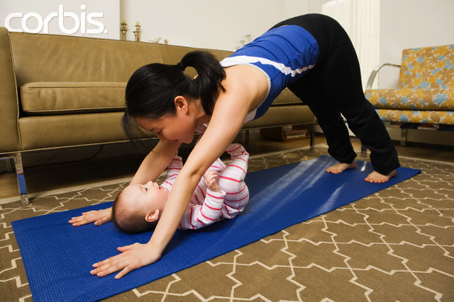 Mãe praticando Yoga com bebê