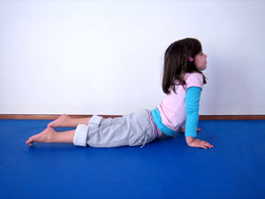 criança praticando yoga