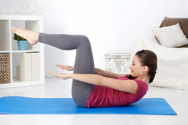 moça praticando pilates - pilates para escoliose