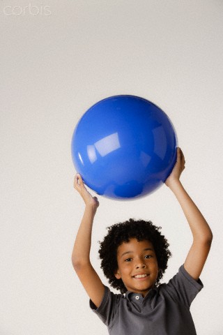 Menino com bola de Pilates - Pilates para crianças
