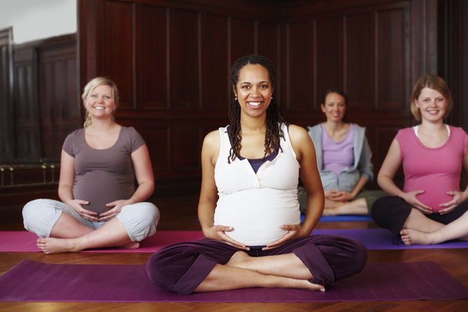 mulheres gravidas prativando yoga