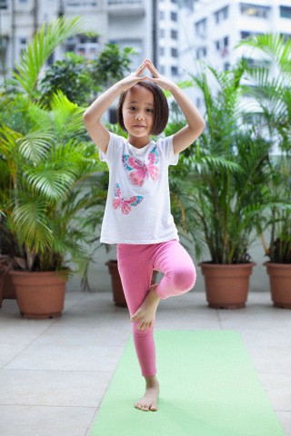 criança praticando Yoga 
