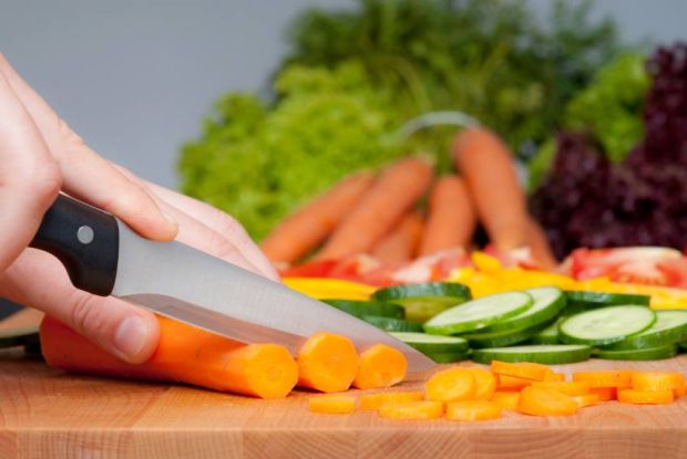 pessoa cortando cenoura - 7 dicas para congelar alimentos mantendo intactos os seus nutrientes