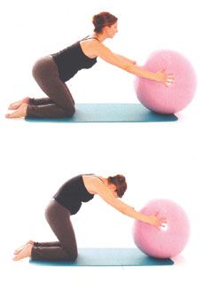 moça gestante com calça marrom e blusa preta, cabelo curto. Segurando bola rosa com ambas as mãos