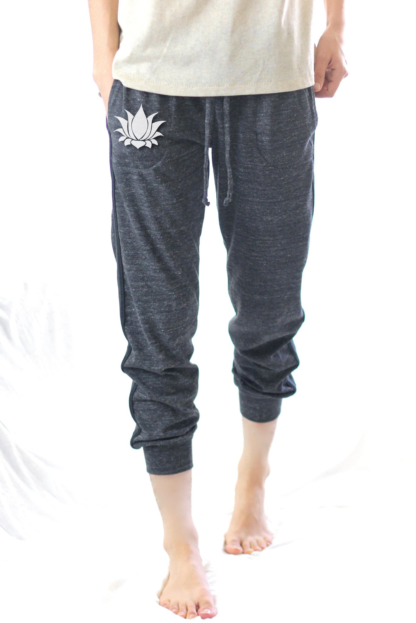 homem vestindo calça cinza de moleton com detalhe branco da flor de lotus