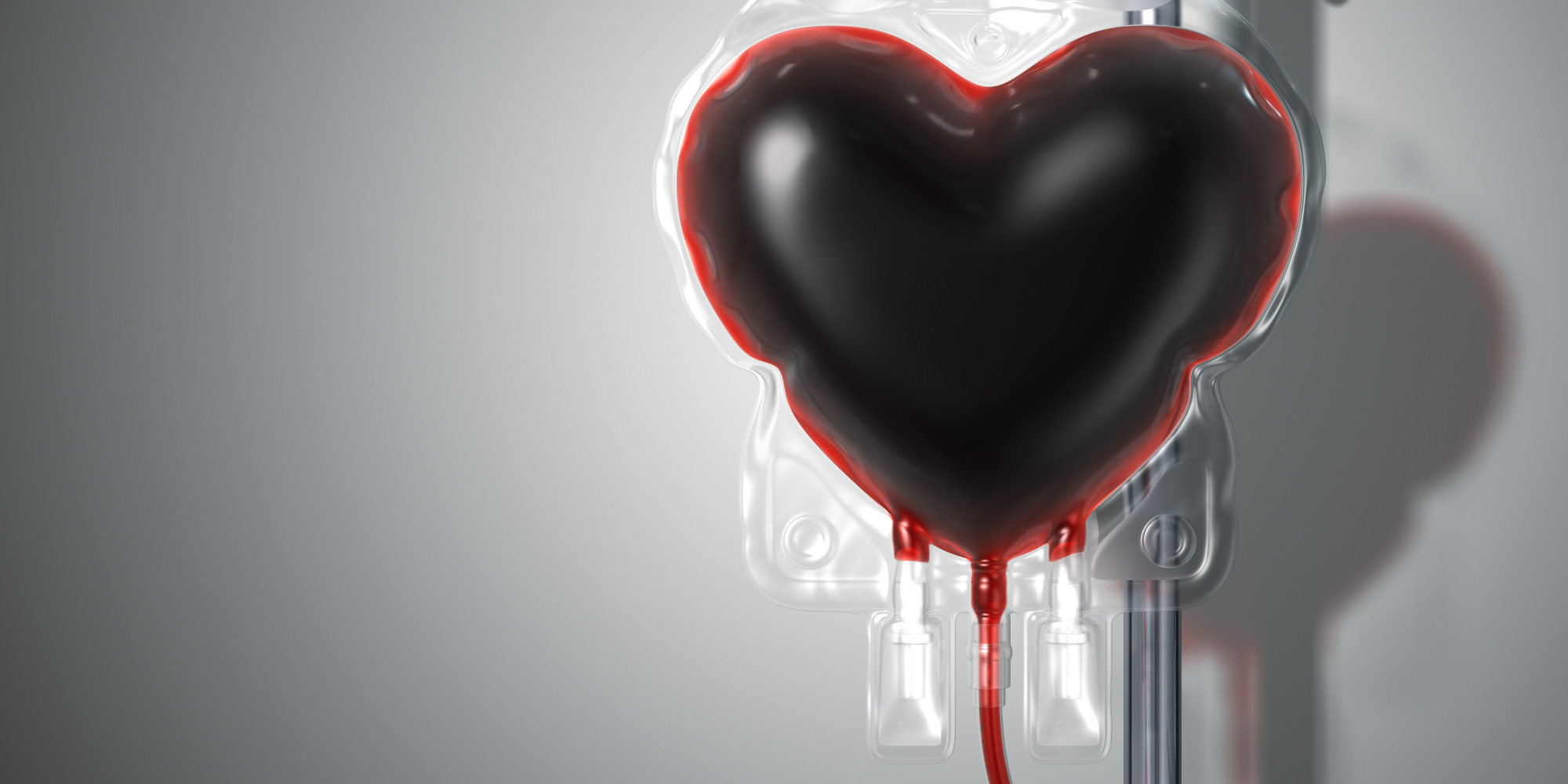 Bolsa de sangue em formato de coração, fundo cinza