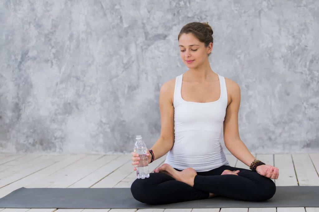 mulher em aula de yoga
