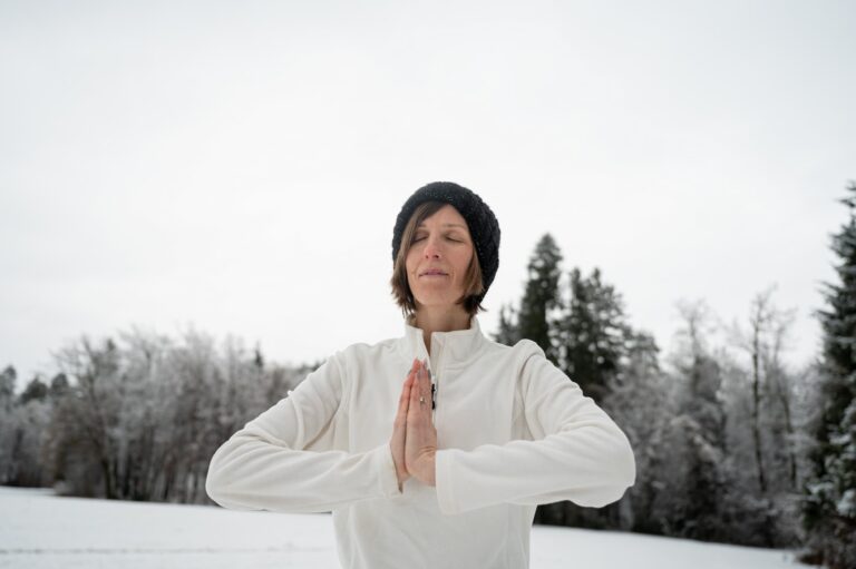 Praticar yoga no inverno é uma maneira de manter seu bem-estar e qualidade de vida sempre em alta.