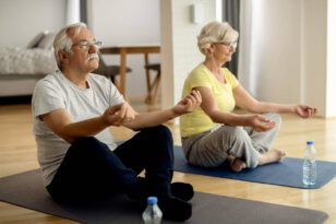 Idosos praticando yoga como terapia integrativa e complementar