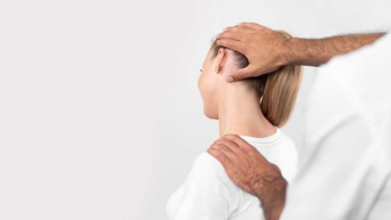 Mulher em tratamento de quiropraxia como prevenção