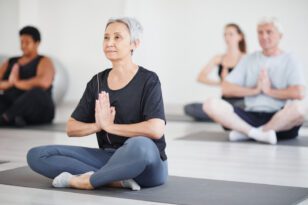 Mulher depois dos 40 anos praticando yoga