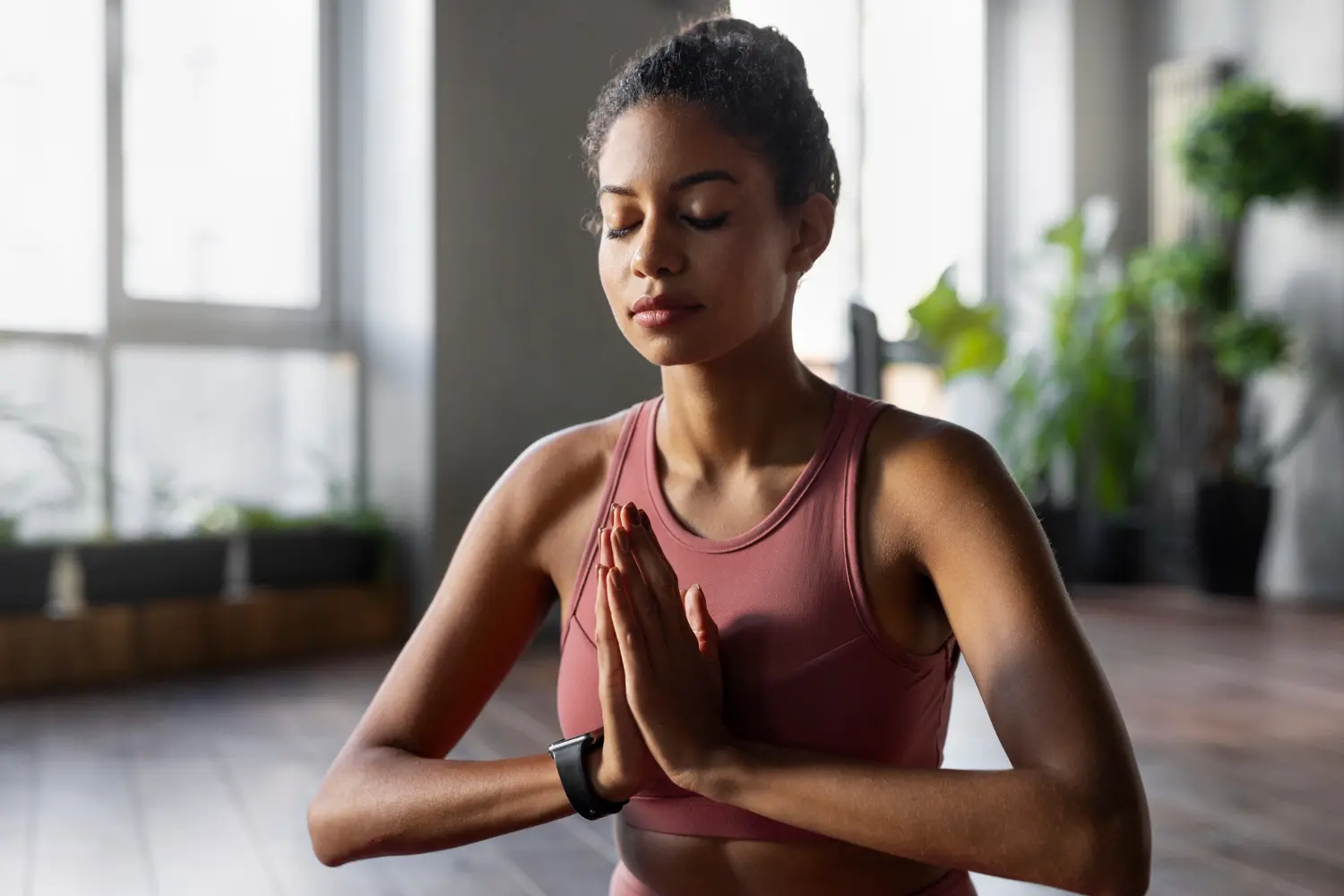 Yoga para ansiedade é um tema propício nos dias de hoje em razão da nossa busca constante por serenidade e controle diante das pressões cotidianas